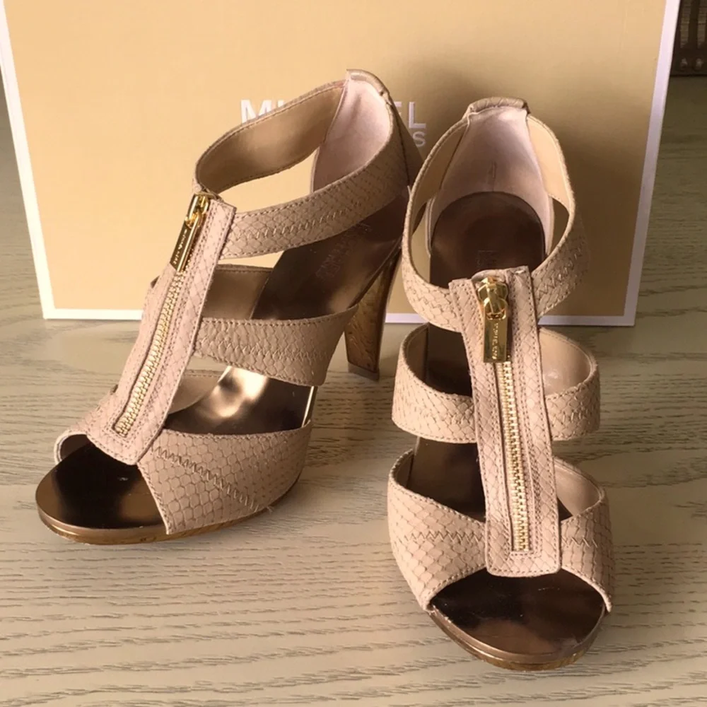 🫶🏻 Michael KORS 7.5 Berkley T Strap Embossed Leather Shoes - Picture 2 of 8